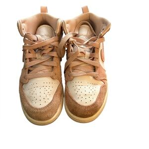 Nike Air Jordan 1 mid in legend pink